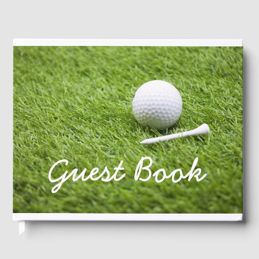 Golfbal en wit t-shirt zijn op groene grasgolfer gastenboek (Voorkant)