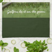 Golfbal en zandwiggolfers doen het op groen theedoek (Gevouwen)