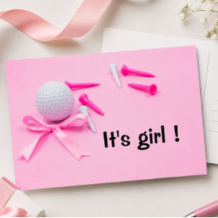 Golfbal het is een meisje baby shower op roze briefkaart