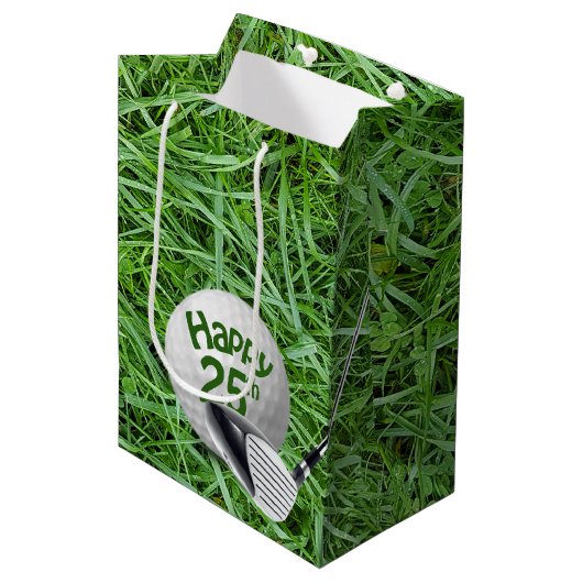 Golfbal in gras 25e verjaardag medium geschenkzak cadeauzakje (Voorkant Gekanteld)