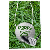 Golfbal in gras 25e verjaardag medium geschenkzak cadeauzakje (Voorkant)