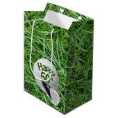 Golfbal in gras 50e verjaardag Medium Gift Bag Medium Cadeauzakje (Voorkant Gekanteld)