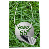 Golfbal in gras 55e verjaardag medium geschenkzak medium cadeauzakje (Voorkant)