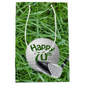 Golfbal in gras 70e verjaardag Medium Gift Bag Medium Cadeauzakje (Voorkant)