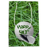 Golfbal in gras 90e verjaardag Medium Gift Bag Cadeauzakje (Voorkant)