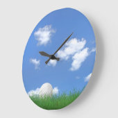 Golfbal in gras grote klok (Hoek)