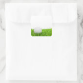 Golfbal in gras vierkante sticker (Tas)