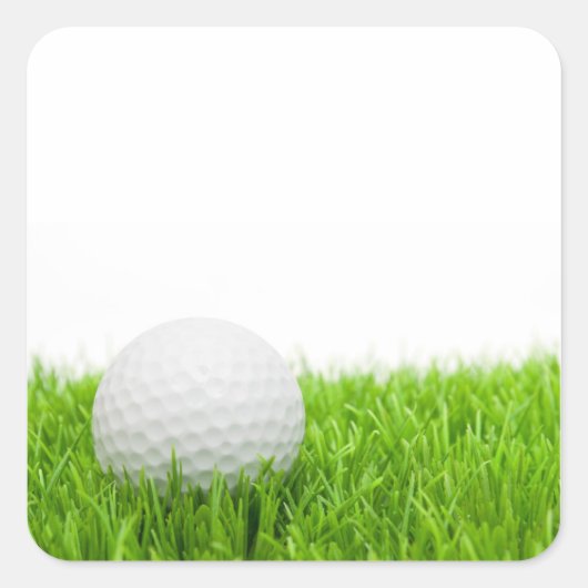 Golfbal in gras vierkante sticker (Voorkant)