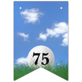 Golfbal in gras voor 75e verjaardag vlaggetjes (Derde vlag)