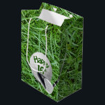 Golfbal in Grass 16th Birthday Medium Cadeauzakje<br><div class="desc">Golfbal op groen gras met golfclub voor 16de verjaardag.</div>