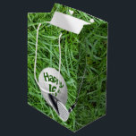 Golfbal in Grass 16th Birthday Medium Cadeauzakje<br><div class="desc">Golfbal op groen gras met golfclub voor 16de verjaardag.</div>
