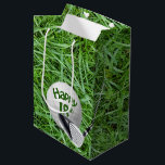 Golfbal in Grass 18th Birthday Medium Cadeauzakje<br><div class="desc">Golfbal op groen gras met golfclub voor 18de verjaardag.</div>