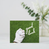 Golfbal in hand met GOOD LUCK op groen Briefkaart (Staand voorkant)