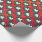 Golfbal in het grote patroon op rood cadeaupapier (Hoek)