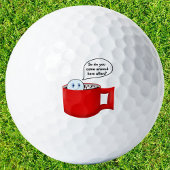 Golfbal in warme chocolademelk met marshmallows golfballen