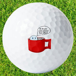 Golfbal in warme chocolademelk met marshmallows golfballen