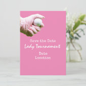 Golfbal is in de hand van damesgolfer op roze kaart (Staand voorkant)