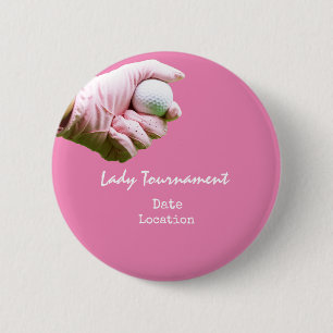 Golfbal is in de hand van damesgolfer op roze ronde button 5,7 cm