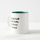 Golfbal is nooit ver van het t-shirt herfsten tweekleurige koffiemok (Voorkant links)