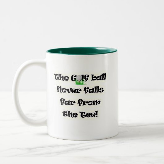 Golfbal is nooit ver van het t-shirt herfsten tweekleurige koffiemok (Links)