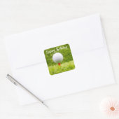 Golfbal is op groen gras voor verjaardag vierkante sticker (Envelop)