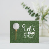 Golfbal Let's Par T-shirt op groen gras Briefkaart (Staand voorkant)