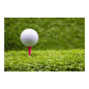 Golfbal ligt op een roze t-shirt op de achtergrond foto afdruk