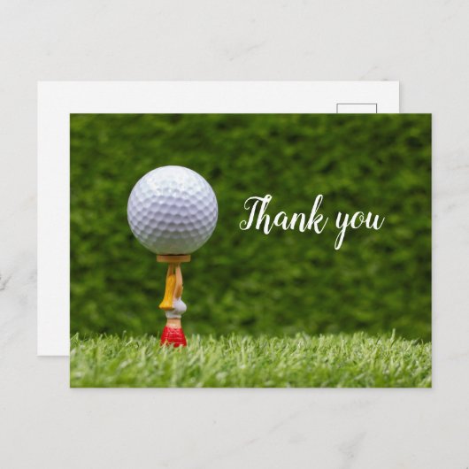 Golfbal ligt op het t-shirt op de achtergrond van briefkaart (Voorkant / Achterkant)