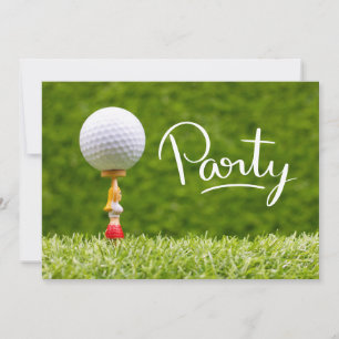 Golfbal ligt op t-shirt op de achtergrond van groe kaart