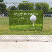 Golfbal ligt op t-shirt op de achtergrond van groe spandoek (Insitu)