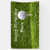 Golfbal ligt op t-shirt op de achtergrond van groe spandoek (Verticaal)