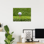 Golfbal ligt op t-shirt op groene grasachtergrond poster (Thuiskantoor)