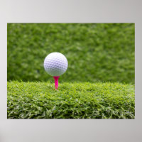 Golfbal ligt op t-shirt op groene grasachtergrond