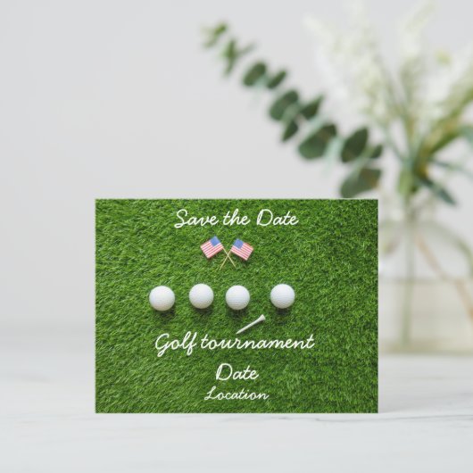 Golfbal met Amerikaanse vlag op groen gras Briefkaart (Staand voorkant)