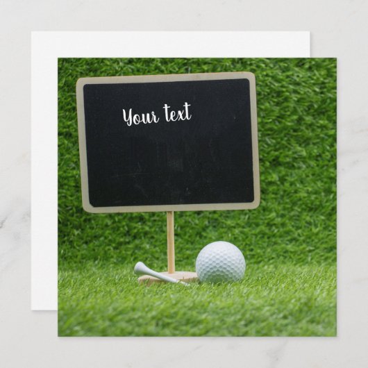 Golfbal met blanco karton op groen gras (Voorkant / Achterkant)