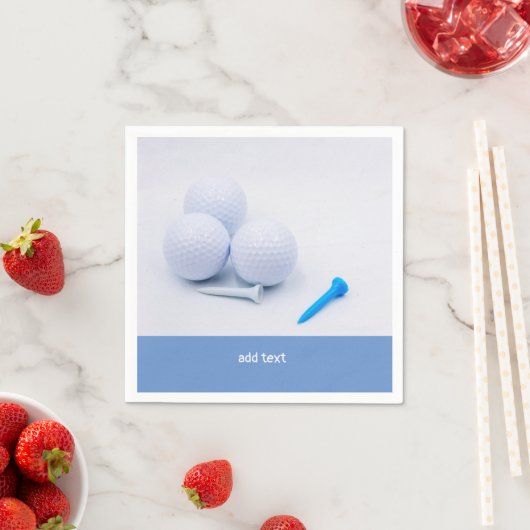 Golfbal met blauw-witte t - shirts op wit papier servet (Insitu)