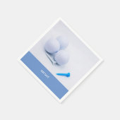 Golfbal met blauw-witte t - shirts op wit papier servet (Hoek)