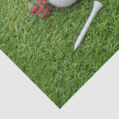 Golfbal met cadeautjes op groen kerstfeest tissuepapier (Detail)