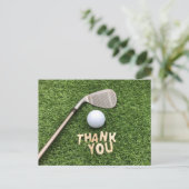 Golfbal met dank aan het groene gras briefkaart (Staand voorkant)