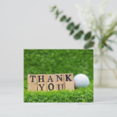 Golfbal met dank aan het groene gras briefkaart (Staand voorkant)
