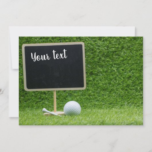 Golfbal met een blanco krijtbord op groen gras kaart (Voorkant)