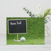 Golfbal met een blanco krijtbord op groen gras kaart (Staand voorkant)