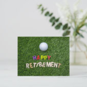 Golfbal met gelukkige pensionering op groen briefkaart (Staand voorkant)