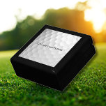 Golfbal met gepersonaliseerde tekst cadeaudoosje<br><div class="desc">Uniek ontwerp voor de casual golfer voor de professional van Heart. Klassiek en uniek,  dit zal zeker indruk maken op je golfvrienden bij het volgende toernooi of de volgende bijeenkomst. Pas deze golfbal aan met de tekst van uw keuze.</div>