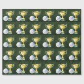 Golfbal met gouden beker op groen gras cadeaupapier (Vlak)