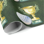 Golfbal met gouden beker op groen gras cadeaupapier (Rol Hoek)
