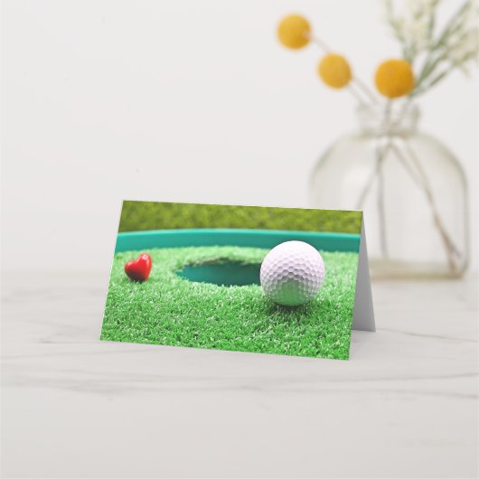 Golfbal met hart naast het gat plaatskaartje (Voorkant)