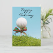 Golfbal met kerstlint staat op tee feestdagenkaart (Staand voorkant)