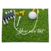 Golfbal met kleurrijke t - shirts op groen gras groot cadeauzakje (Voorkant)