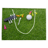 Golfbal met kleurrijke t - shirts op groen gras groot cadeauzakje (Achterkant)